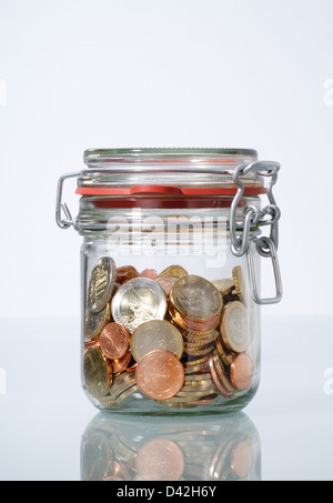 Hamburg, Deutschland, Einmachglas gefüllt mit Euromuenzen Stockfoto