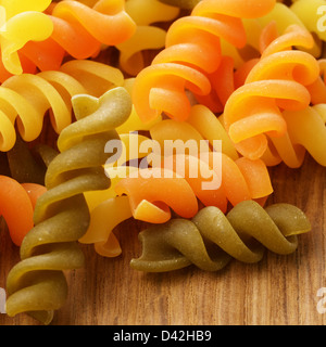 Tricolor Fusilli Nudeln auf dem Holztisch Stockfoto