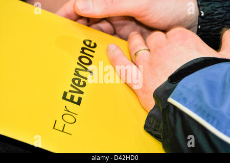 Belfast, Nordirland. 2. März 2013. Ein Delegat hält eine Briefing Pack auf dem Parteitag der Allianz. Bildnachweis: Stephen Barnes/Alamy Live-Nachrichten Stockfoto