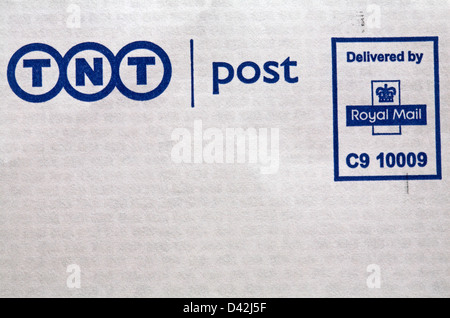 TNT Post von Royal Mail Informationen auf Umschlag geliefert Stockfoto