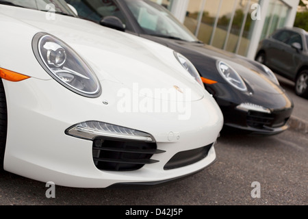 Eine Nahaufnahme von 2 neuen 2012 Porsche 911 Carrera S front-Ends auf dem Parkplatz eines Porsche-Händler in Halifax, Nova Scotia Stockfoto