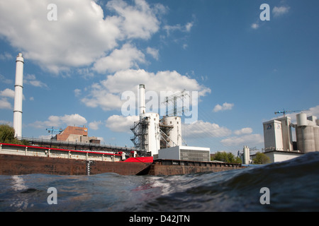 Berlin, Deutschland, Pflanzen die Wellen der Spree, Kraftwerk Klingenberg und Zement in Berlin Stockfoto