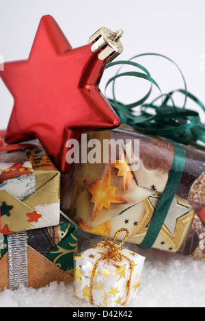 Berlin, Deutschland, Weihnachtsgeschenke auf einem Bett aus Kunstschnee Stockfoto