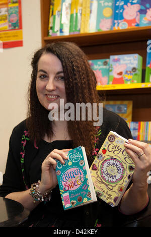 Blackpool Book Signing Event März 2013. Cathy Cassidy, die meistverkaufte Kinderautorin bei der Unterzeichnung ihres neuesten Buches „Summers Dream“ in der Serie „The Chocolate Box Girls“. Die Werbeveranstaltung findet in Waterstones statt. Die Bank-Hey-Straße. Blackpool, Lancashire, Großbritannien Stockfoto