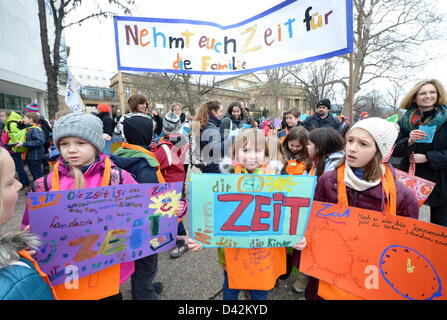 Rund 400 Kinder und Jugendliche zeigen mit Banner und Plakate gegen den allgemeinen Mangel an Zeit vor der Oper in Stuttgart, Deutschland, 2. März 2013. SchülerInnen aus 12 Gymnasien in Stuttgart, die sich mit den Themen Stress, Zeitmangel und Burnout im Zusammenhang mit der Oper-Adaption von dem Kinderbuch, das Klassiker "Momo" von Kinder Bücher Autor Michael Ende auf das Thema aufmerksam machen wollen. Die Oper wird am 6. Juni 2013 premiere. Foto: Bernd Weißbrod Stockfoto