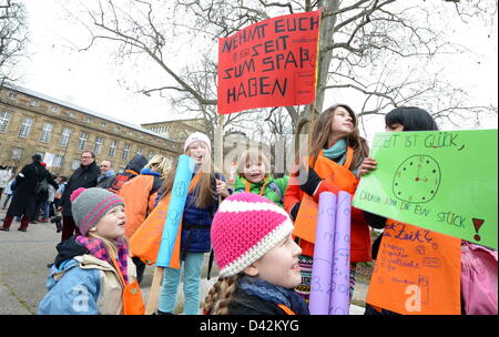 Rund 400 Kinder und Jugendliche zeigen mit Banner und Plakate gegen den allgemeinen Mangel an Zeit vor der Oper in Stuttgart, Deutschland, 2. März 2013. SchülerInnen aus 12 Gymnasien in Stuttgart, die sich mit den Themen Stress, Zeitmangel und Burnout im Zusammenhang mit der Oper-Adaption von dem Kinderbuch, das Klassiker "Momo" von Kinder Bücher Autor Michael Ende auf das Thema aufmerksam machen wollen. Die Oper wird am 6. Juni 2013 premiere. Foto: Bernd Weißbrod Stockfoto