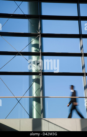 Luxemburg, Großherzogtum Luxemburg, ein Geschäftsmann am Fenster Stockfoto