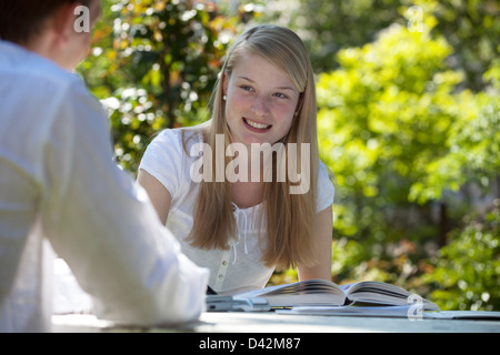 Freiburg, Deutschland, ein junger Student lernen im Garten Stockfoto