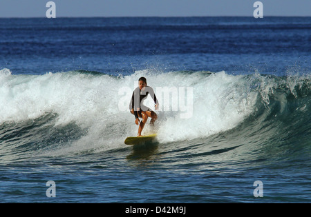 Surfer reiten Welle Hawaii Big Island Pacific Ocean Surf Surfen Stockfoto