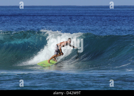 Surfer reiten Welle Hawaii Big Island Pacific Ocean Surf Surfen Stockfoto