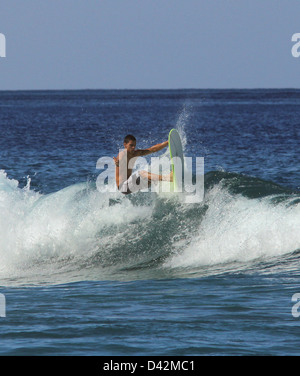 Surfer reiten Welle Hawaii Big Island Pacific Ocean Surf Surfen Stockfoto