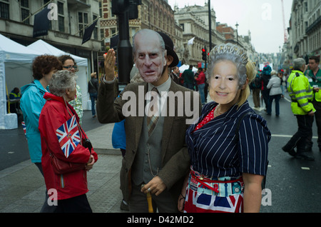 Queens Jubiläumsfest Piccadilly Street, London, England, Juni 2012. Nachtschwärmer kommen in der Stimmung für den Jubiläums-Straßenfest. Stockfoto