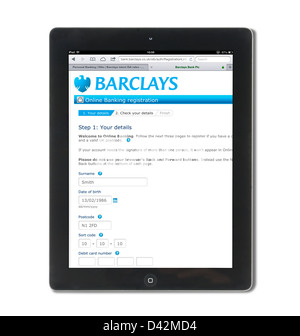 Anmelden bei einer Barclays Bank-Konto auf einem iPad 4, UK Stockfoto