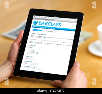 Anmelden bei einer Barclays Bank-Konto auf einem iPad 4, UK Stockfoto