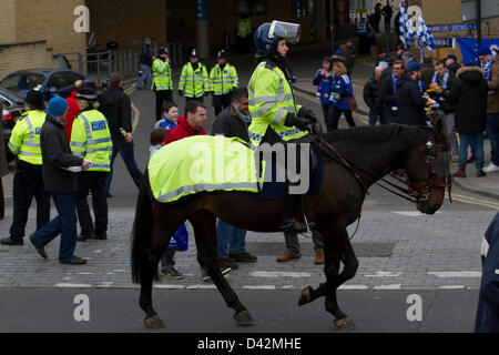 2. März 2013. Stamford Bridge London, UK. Berittene Polizei sorgen für Sicherheit wie Fans vor der Premiere ankommen League Fußballspiel zwischen Chelsea und West Bromwich Albion an der Stamford Bridge London Stockfoto