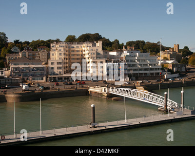 Die Paradestraße und Trinity Landung Ponton West Cowes Isle Of Wight England UK Stockfoto