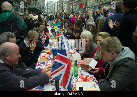 Queens Jubilee Piccadilly Street Party, London England, Juni 2012. Partytische ersetzen die Piccadilly-Verkehr für das Jubiläum. Stockfoto