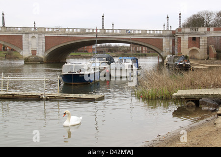 Hampton Court Bridge, East Molesey Surrey, England, Großbritannien, Vereinigtes Königreich, UK, Europa Stockfoto