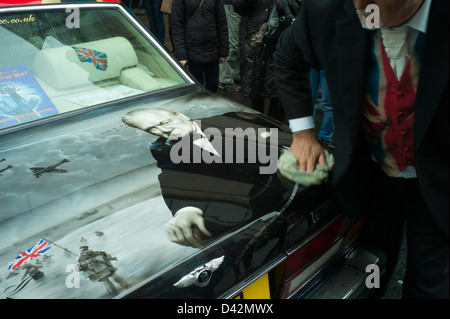 Queens Jubilee Piccadilly Street Party, London, England, Juni 2012.  Artwork von Winston Churchill auf einem Bentley bekommt eine Politur. Stockfoto