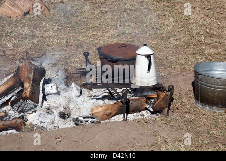 Frühstück auf dem offenen Feuer mit Gusseisen Pfanne und Kaffee-Topf Stockfoto