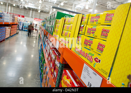 Kunden im Bereich Süßigkeiten und Snacks in einem Costco Wholesale Warehouse Club einkaufen. Stockfoto