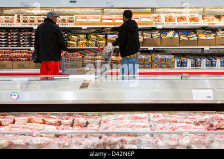 Kunden im Bereich Fleisch ein Costco Wholesale Warehouse Club einkaufen. Stockfoto