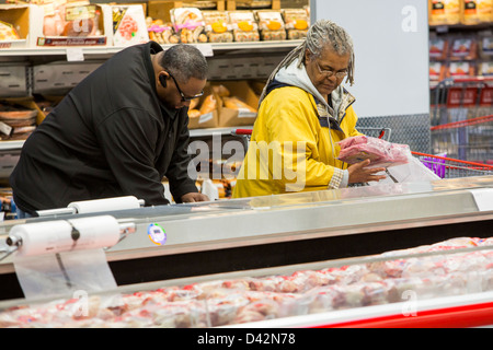 Kunden im Bereich Fleisch ein Costco Wholesale Warehouse Club einkaufen. Stockfoto