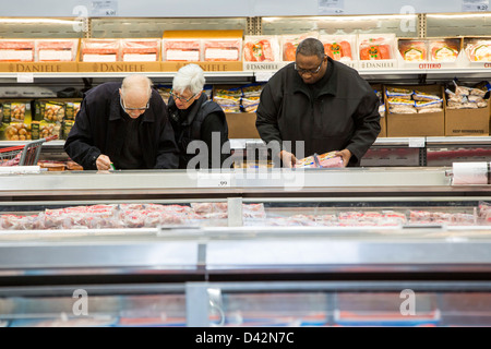 Kunden im Bereich Fleisch ein Costco Wholesale Warehouse Club einkaufen. Stockfoto