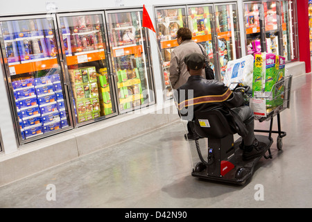 Kunden im Bereich Tiefkühlkost ein Costco Wholesale Warehouse Club einkaufen. Stockfoto