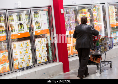 Kunden im Bereich Tiefkühlkost ein Costco Wholesale Warehouse Club einkaufen. Stockfoto