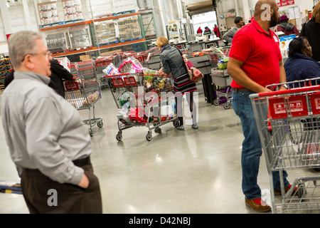 Kunden im Bereich Check-Out ein Costco Wholesale Warehouse Club. Stockfoto