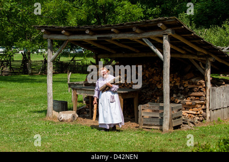 Bauernhof Frau tragen Holz Stockfoto