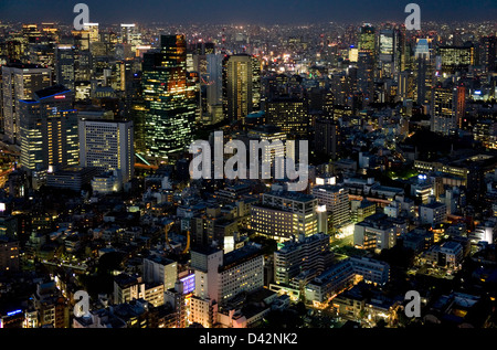 Nacht Zeit Luftaufnahme des großstädtischen Innenstadt Tokyo Skyline der Stadt mit Hochhäusern, darunter Shimbashi Bereich. Stockfoto