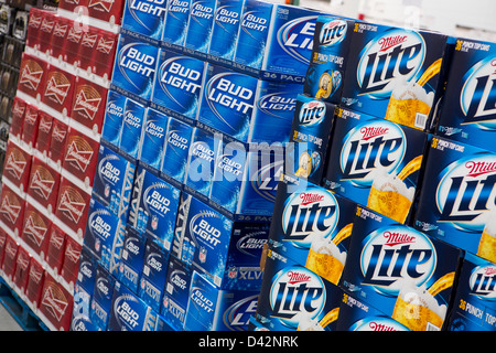 Budweiser, Bud Light und Miller Lite Bier auf dem Display an einem Costco Wholesale Warehouse Club. Stockfoto