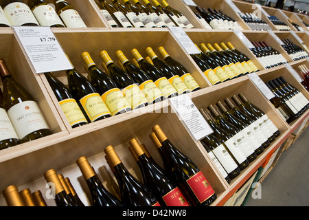 Wein auf dem Display an einem Costco Wholesale Warehouse Club. Stockfoto