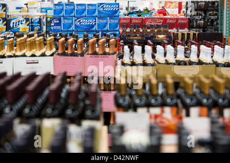 Bier, Wein und Schnaps Abschnitt ein Costco Wholesale Warehouse Club. Stockfoto