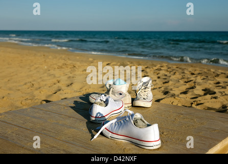 Türkische Republik Nordzypern, Sneakers für Golden Beach Stockfoto
