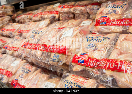 Hähnchenflügel auf dem Display an einem Costco Wholesale Warehouse Club. Stockfoto