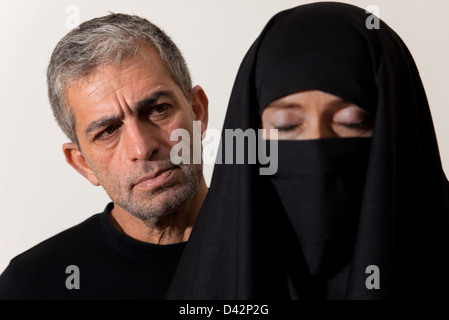 Berlin, Deutschland, Shahram Entekhabi mit einer Frau im Tschador Stockfoto