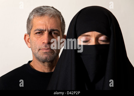 Berlin, Deutschland, Shahram Entekhabi mit einer Frau im Tschador Stockfoto