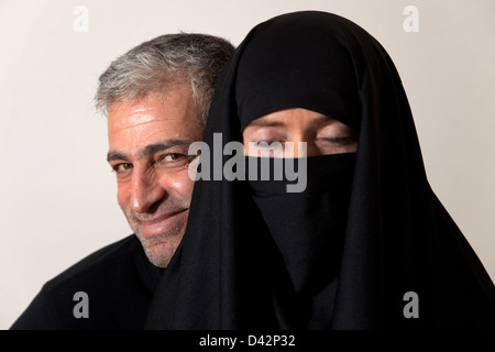 Berlin, Deutschland, Shahram Entekhabi mit einer Frau im Tschador Stockfoto