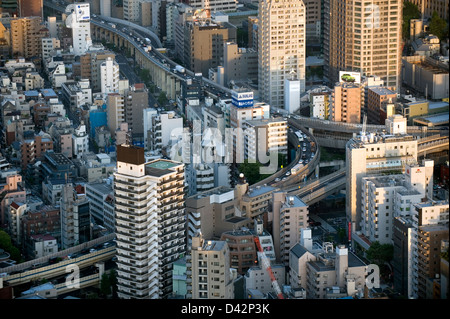 Tagsüber Luftaufnahme des großstädtischen Innenstadt Tokyo Skyline der Stadt mit Hochhäusern, Autobahnen und Nachbarschaften Stockfoto