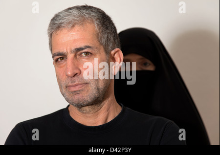 Berlin, Deutschland, Shahram Entekhabi mit einer Frau im Tschador Stockfoto