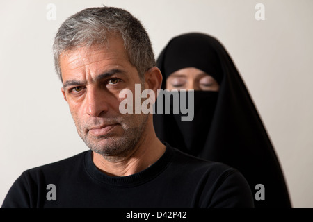 Berlin, Deutschland, Shahram Entekhabi mit einer Frau im Tschador Stockfoto