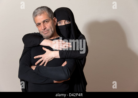 Berlin, Deutschland, Shahram Entekhabi mit einer Frau im Tschador Stockfoto