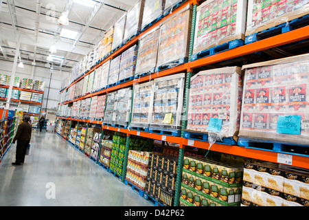 Produkte auf dem Display in einem Costco Wholesale Warehouse Club. Stockfoto