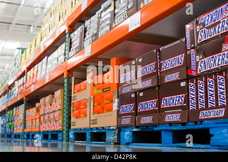 Snickers, Reeses Peanut Butter Cups, Twix und Hershey's-Bars auf dem Display an einem Costco Wholesale Warehouse Club. Stockfoto