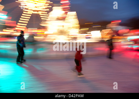 Berlin, Deutschland, Eislaufen auf der Neptun-Brunnen in der Nacht Stockfoto