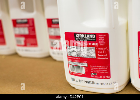 Kirkland Milch auf dem Display an einem Costco Wholesale Warehouse Club. Stockfoto