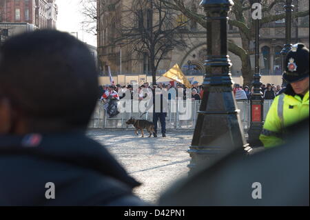 Blick von der UAF Counter Demo halten Stift in Richtung der EDL-Bereich über Albert Square. Demo geht aus relativ friedlich - mit einem massiven Polizeieinsatz halten ganz rechts English Defence League (EDL)-Befürwortern und Gegnern, unter der Leitung von Vereinen gegen Faschismus (UAF), auseinander, wie sie am Albert Square konvergiert. Manchester, England, Vereinigtes Königreich. Samstag, 2. März 2013 Stockfoto